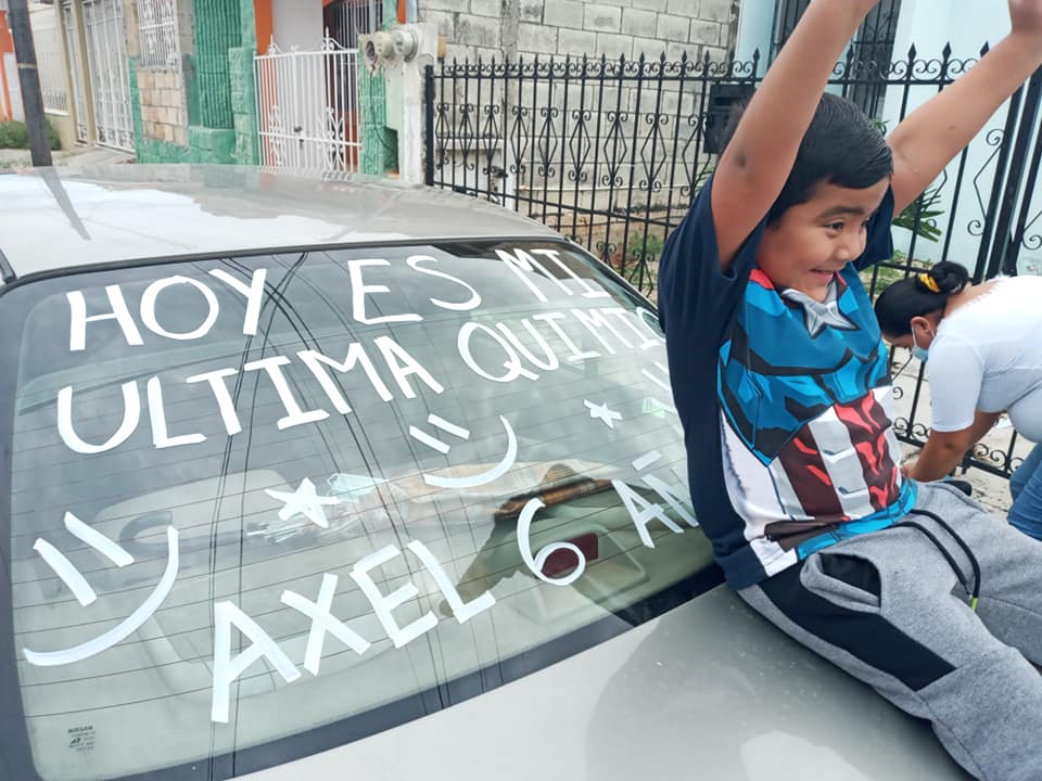 Niño festeja su última quimioterapia en Yucatán