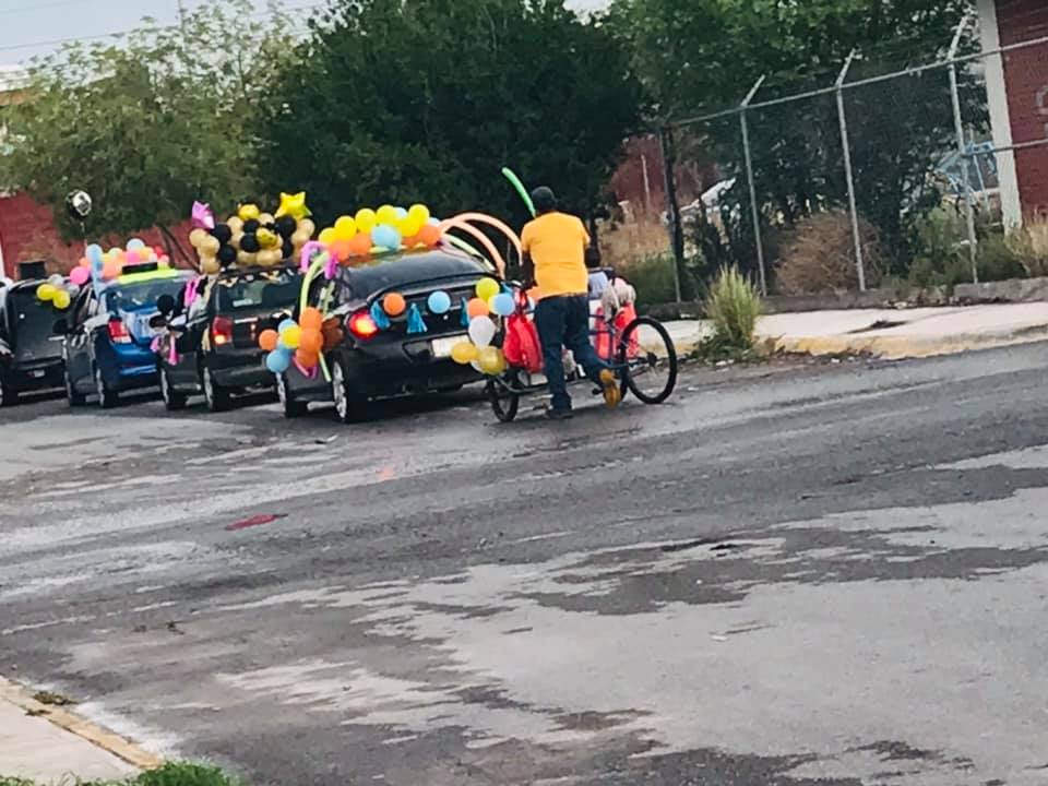 Papá adornó su triciclo para unirse a caravana de sus hijos