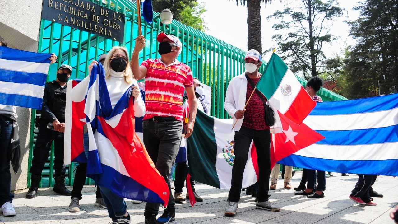 A favor y en contra, protestan frente a la embajada de Cuba en la CDMX