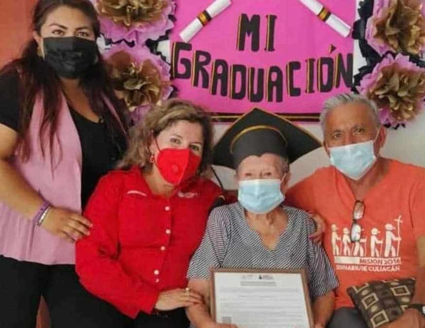 Abuela se gradúa de secundaria a los 89 años en Sinaloa