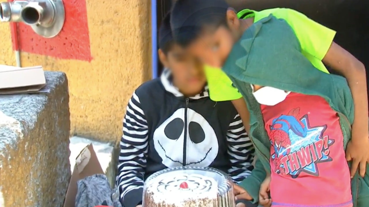 Abuelita narra que sus casitas de cartón a veces le dan para comer pastel y otras no