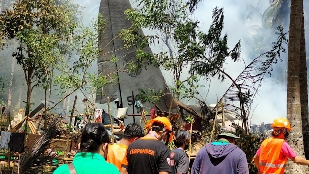 Suman 29 muertos tras estrellarse un avión militar en Filipinas
