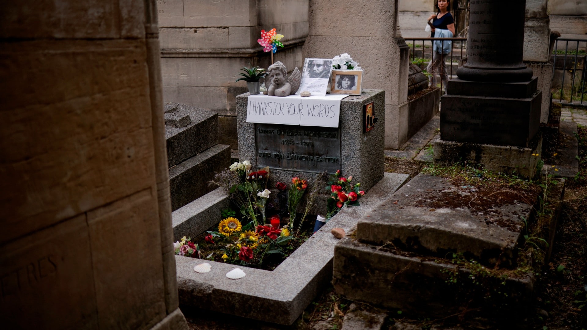 Admiradores de Jim Morrison acuden a su tumba para conmemorar su 50 aniversario luctuoso