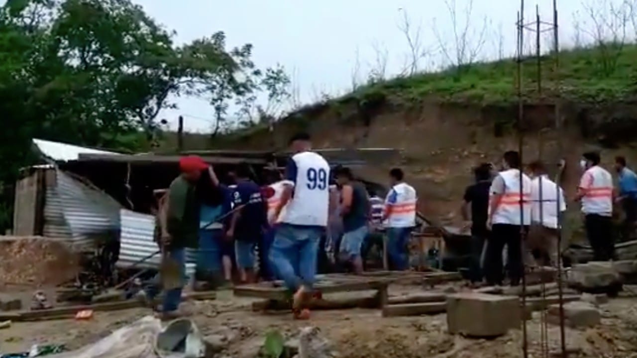 Alud de tierra sepulta casa en Viva Cárdenas, Chiapas, mueren un adulto y tres menores