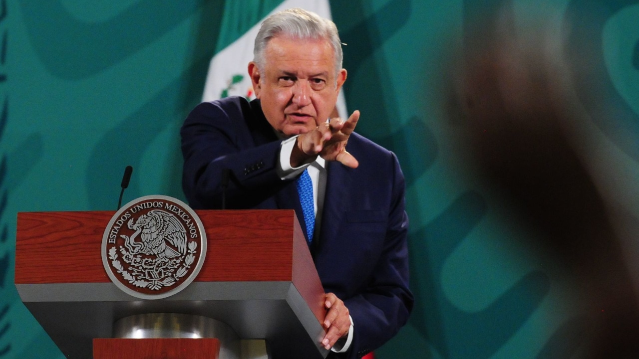 El presidente Andrés Manuel López Obrador elige a un reportero durante la sesión de preguntas de su rueda de prensa matutina