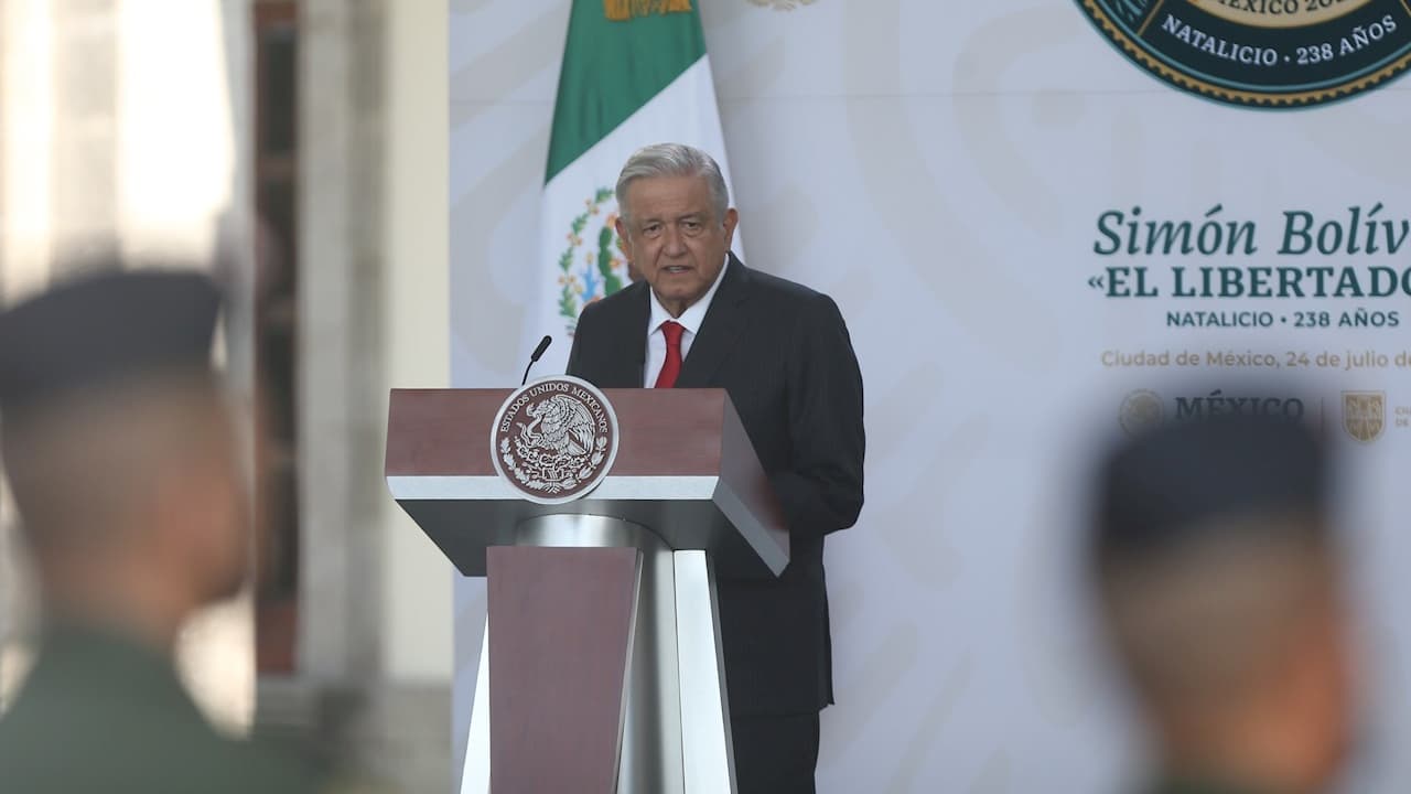 El presidente Andrés Manuel López Obrador durante la ceremonia por 238 aniversario del natalicio de Simón Bolívar.