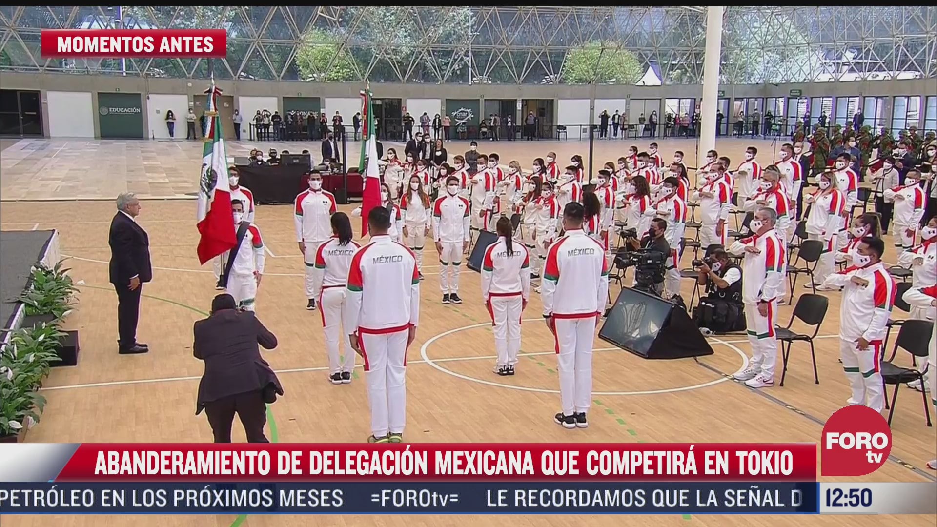asi fue el abanderamiento de la delegacion mexicana que competira en tokio
