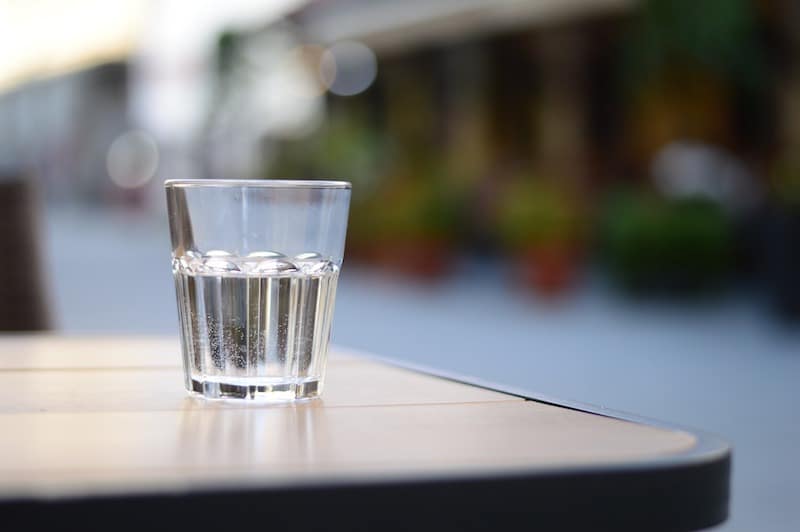 ¿Por qué es importante beber agua en los días de calor?