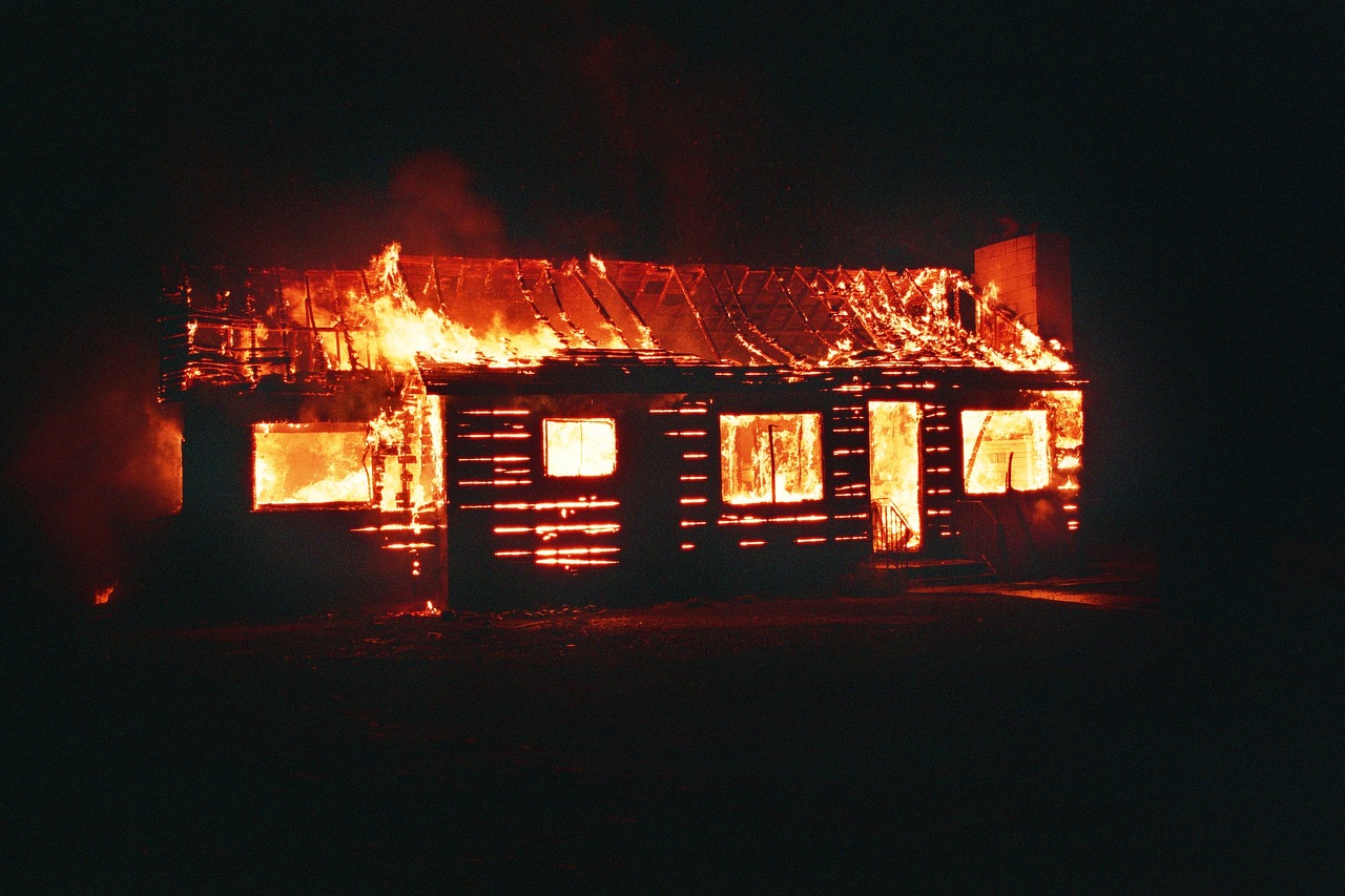 Mujer quemó su casa con su esposo adentro en Sonora