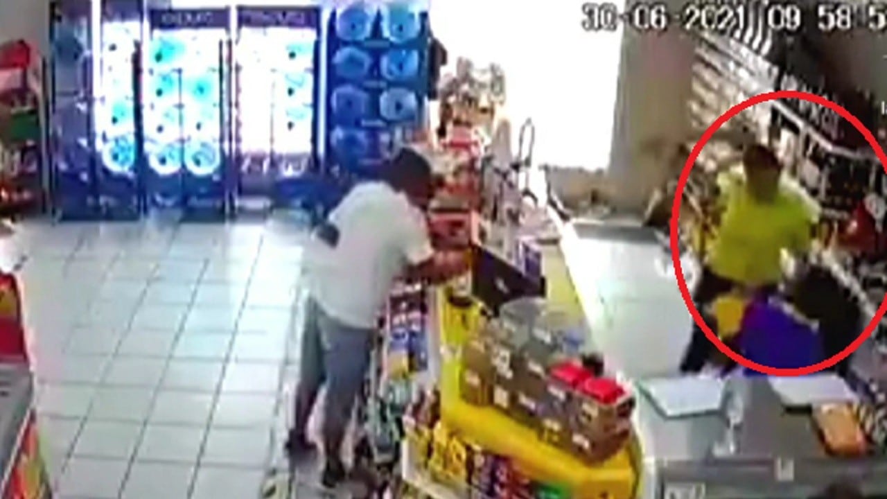 Mujer golpea a cajera de tienda por pedirle usar cubrebocas