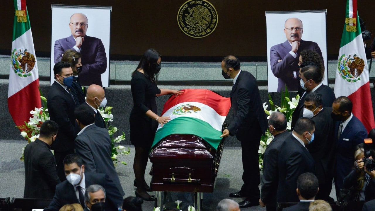 Cámara de Diputados rinde homenaje de cuerpo presente a René Juárez Cisneros, víctima de COVID-19