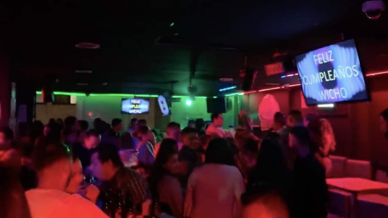 Cámara escondida muestra bares llenos en CDMX; contagios crecen entre jóvenes