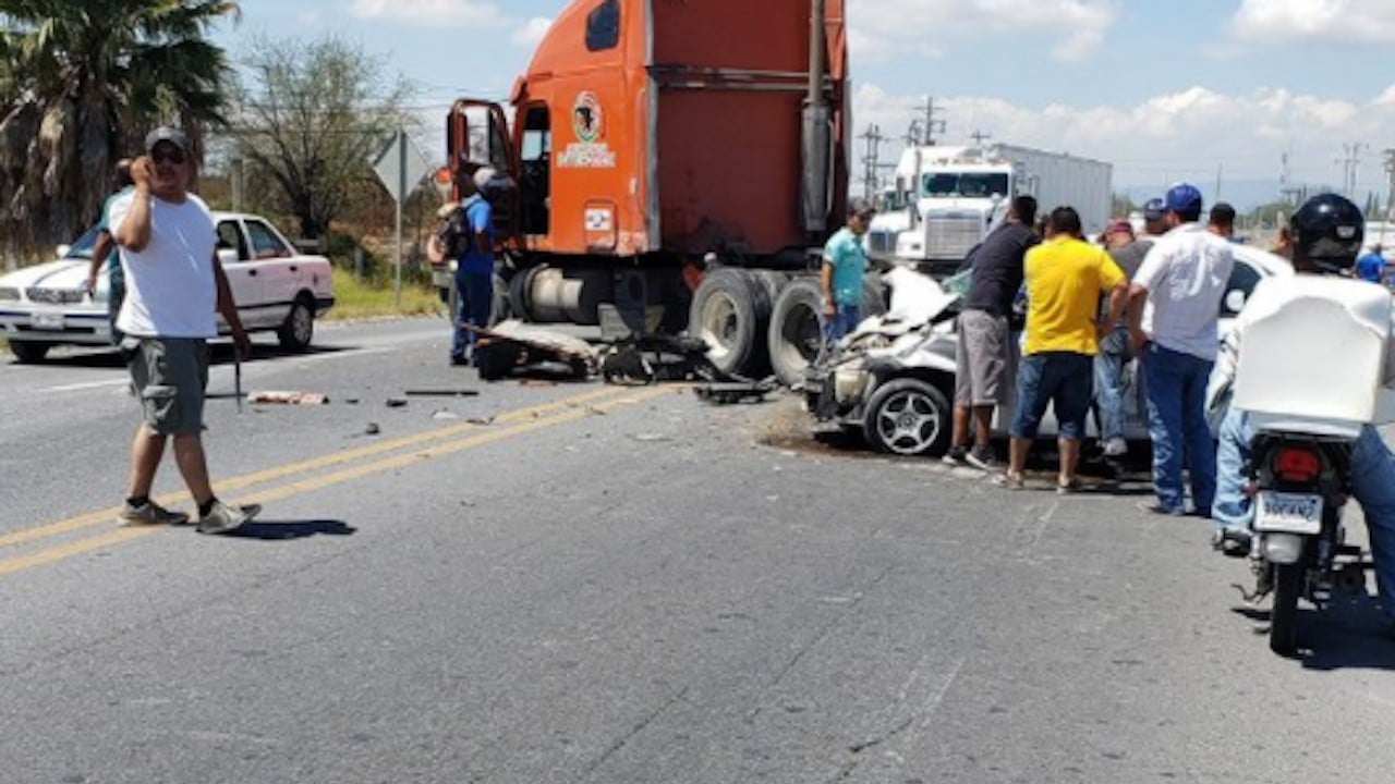 Accidente en carretera a Laredo en el municipio de Ciénega de Flores, Nuevo León (Twitter: @PC_NuevoLeon)