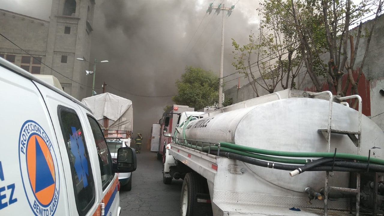 Controlan incendio en fábrica de San Simón Ticumac, alcaldía Benito Juáre