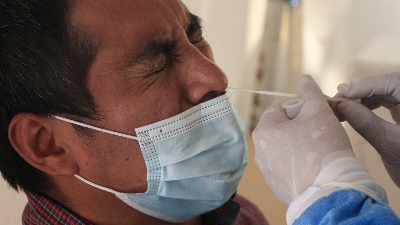 Hombre muestra dolor durante toma de muestra para la detección de COVID-19