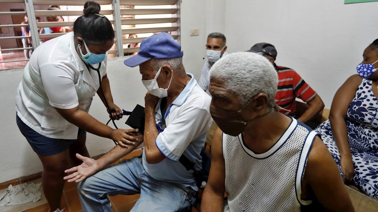 Cuba acepta que vive crisis sanitaria; rechaza ayuda humanitaria