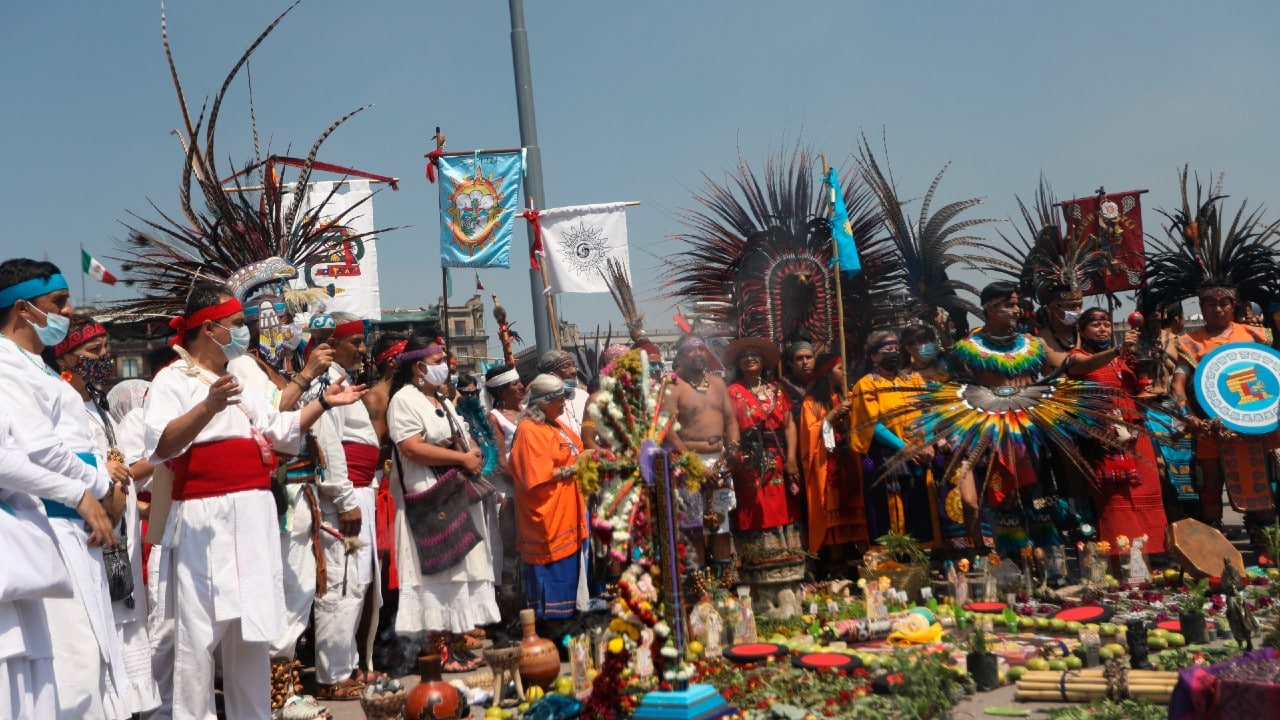 Danzantes celebran la fundación de México-Tenochtitlán en Zócalo capitalino