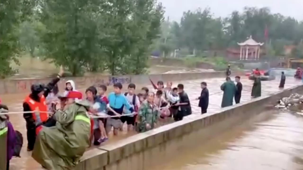 Desbordamiento de río Weihe, en China, provoca evacuación de miles de personas