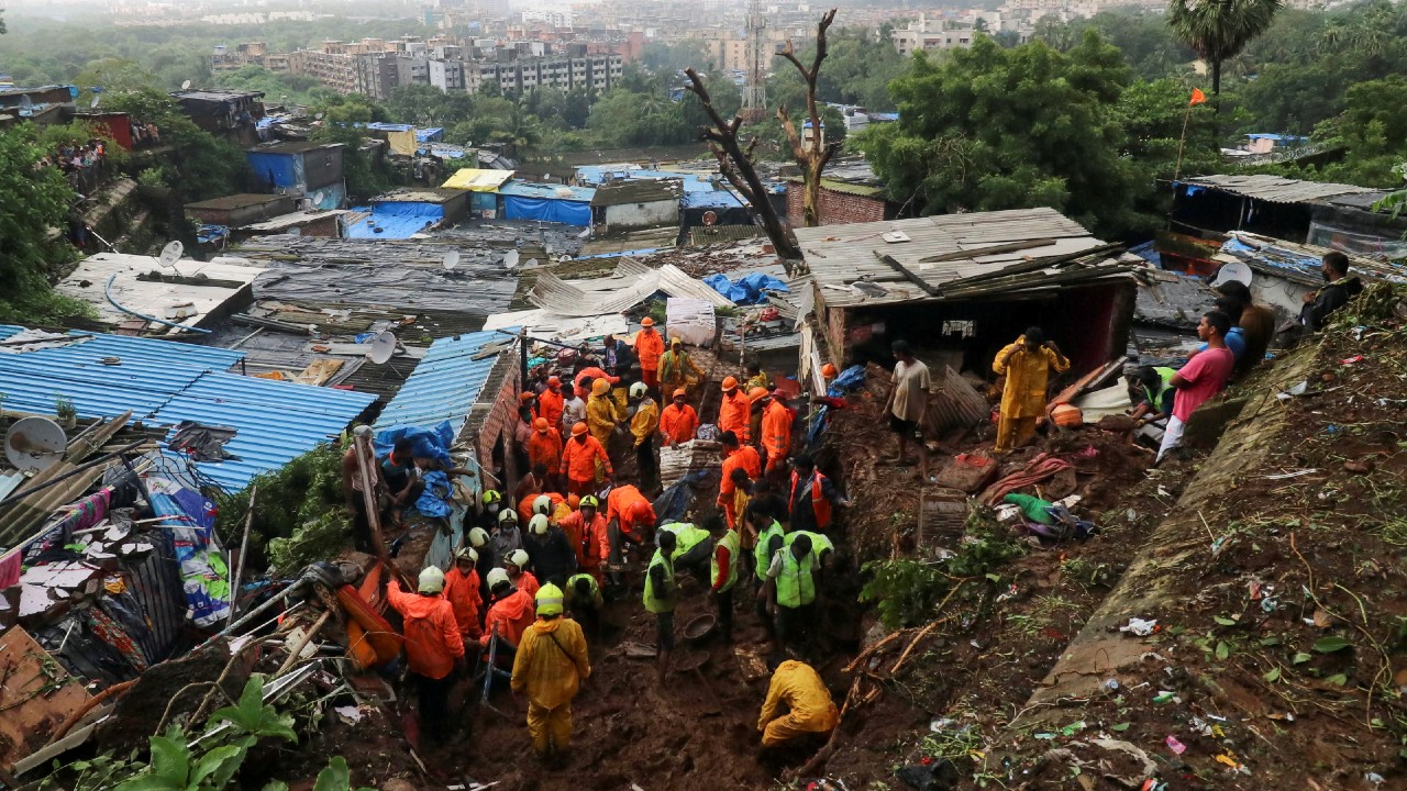 Deslaves e inundaciones en India por lluvias dejan al menos 43 muertos