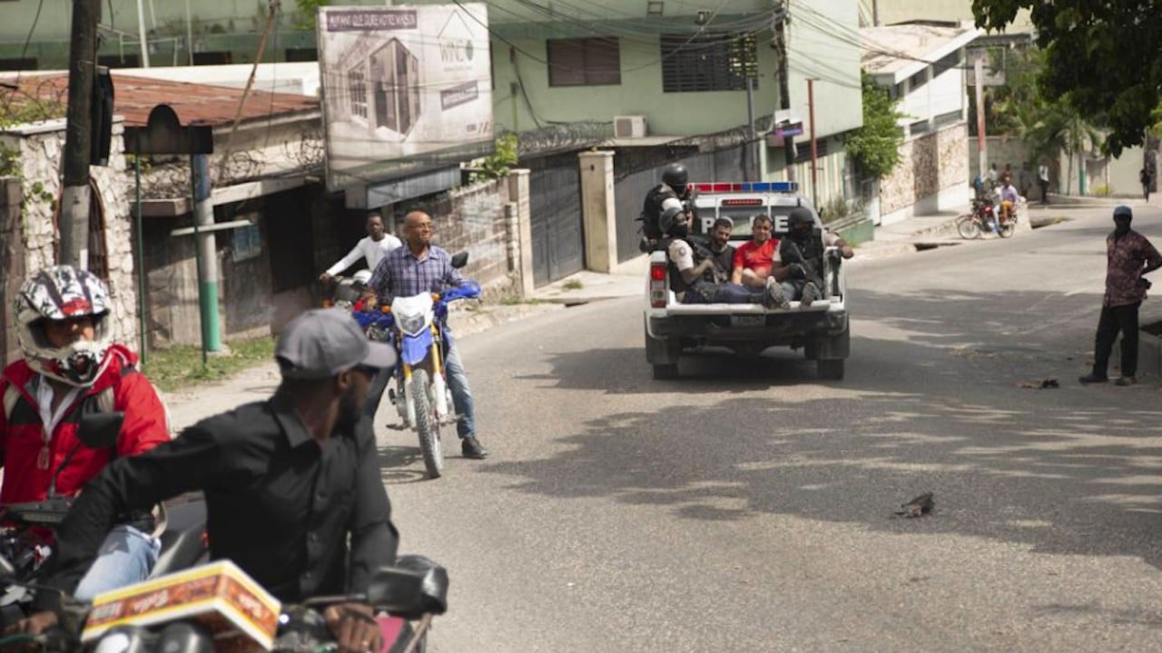 Un camión de la Policía lleva a dos sospechosos del asesinato del presidente haitiano Jovenel Moïse (AP)