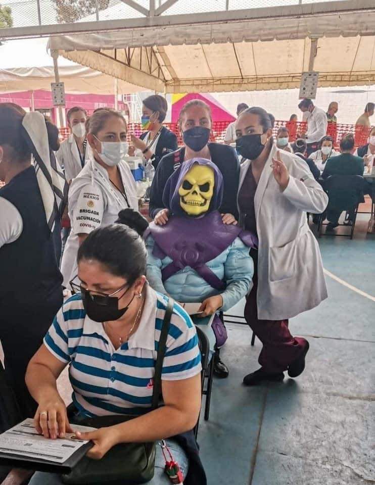 Skeletor recibe vacuna contra COVID-19 en Michoacán
