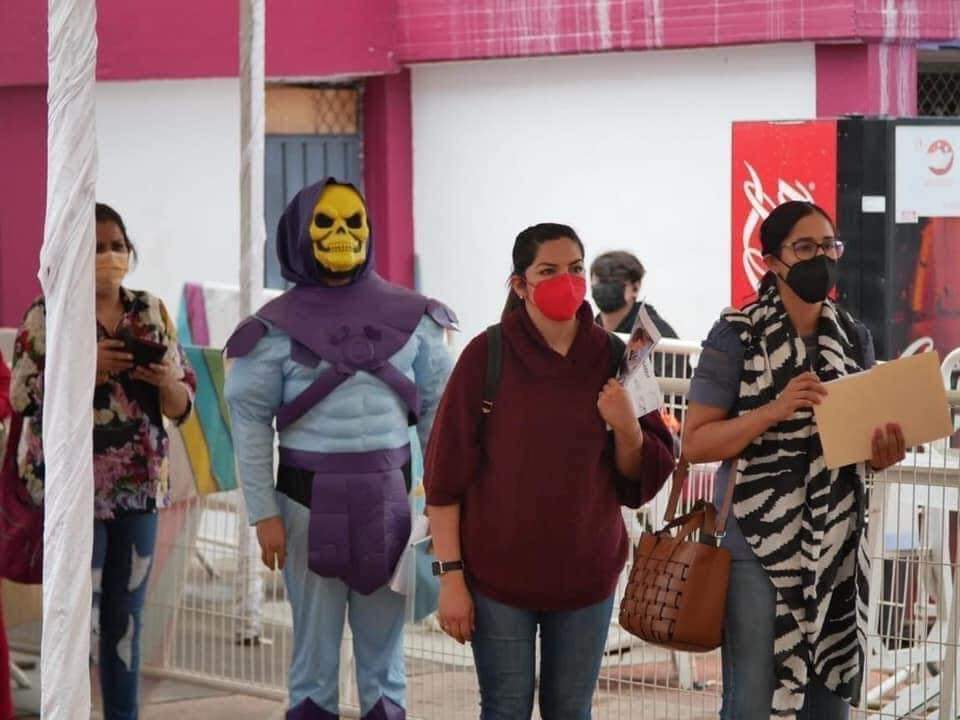 Skeletor recibe vacuna contra COVID-19 en Michoacán