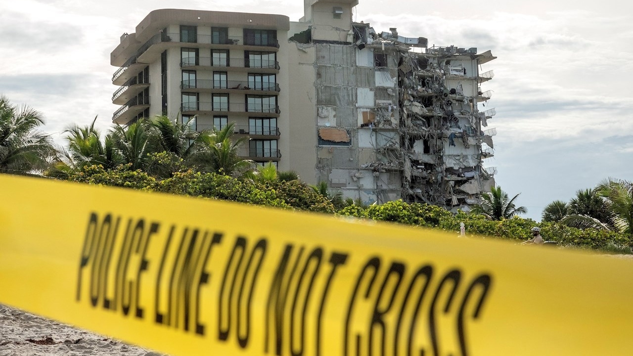 Fotografía del edificio parcialmente derrumbado en Surfside, Miami