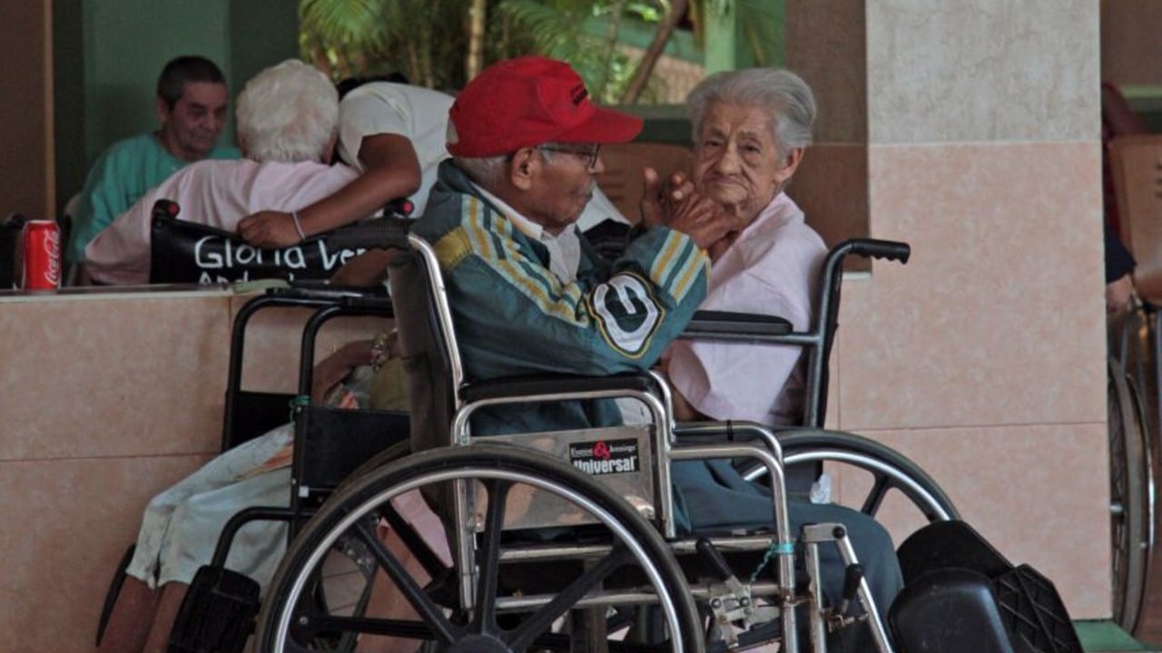 El papa Francisco pide cuidar a los adultos mayores, dice 'no son sobras de la vida'