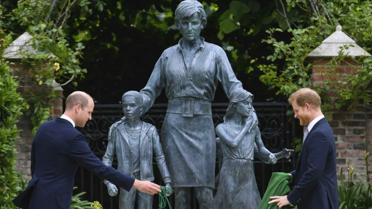 Príncipes Guillermo y Enrique inauguran estatua de su madre, la princesa Diana