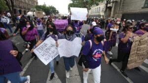 Feministas protestan en CDMX por feminicidio de Polly y encarcelamiento injusto de mujer en Veracruz