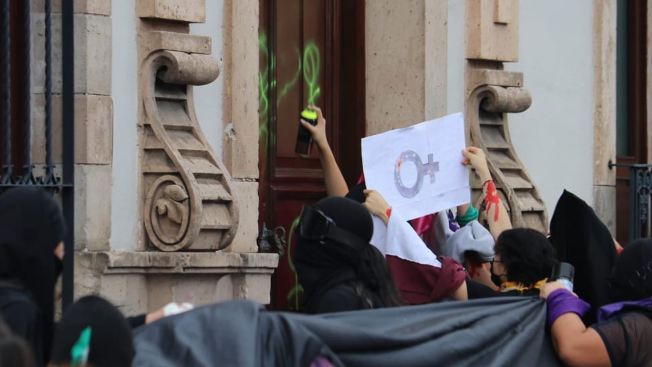 Feministas protestan en Morelia; vandalizan comercios e inmuebles