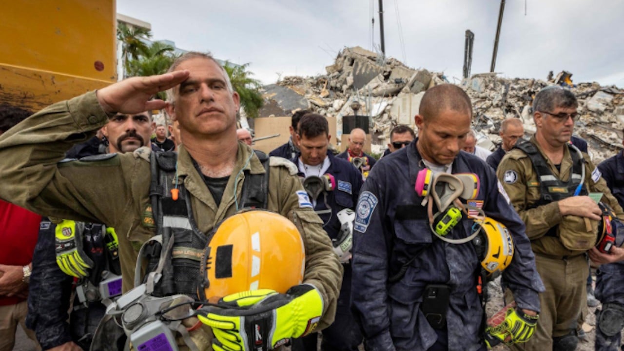 Trabajos de recuperación de cuerpos tras derrumbe de edificio en Miami (Getty Images)