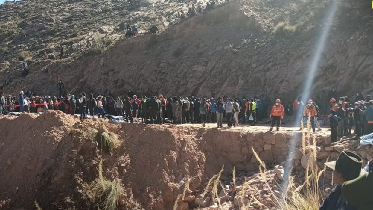 Mueren 24 personas y 10 resultan heridas tras caída de autobús a barranco en Bolivia