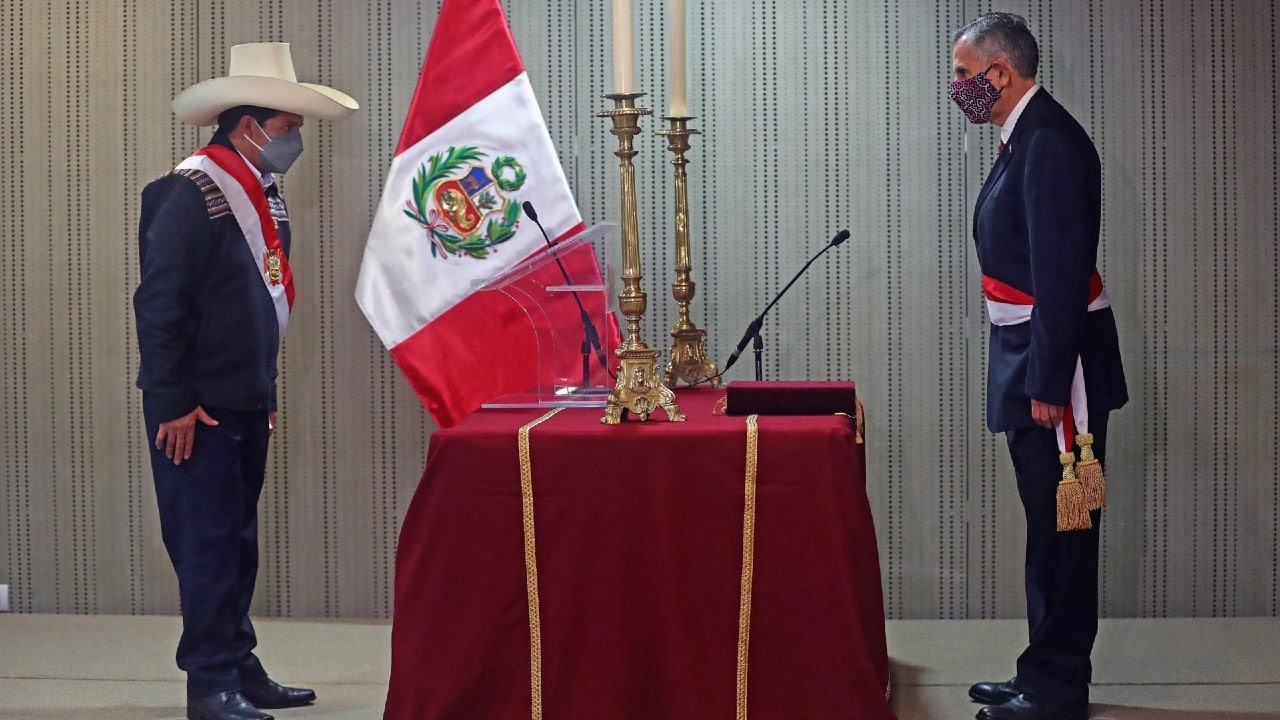 Pedro Castillo, presidente de Perú, intenta calmar críticas con dos últimos ministros
