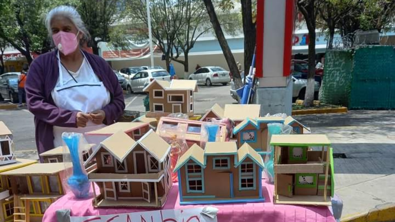 Abuelita crea casas de madera y las intercambia por despensa