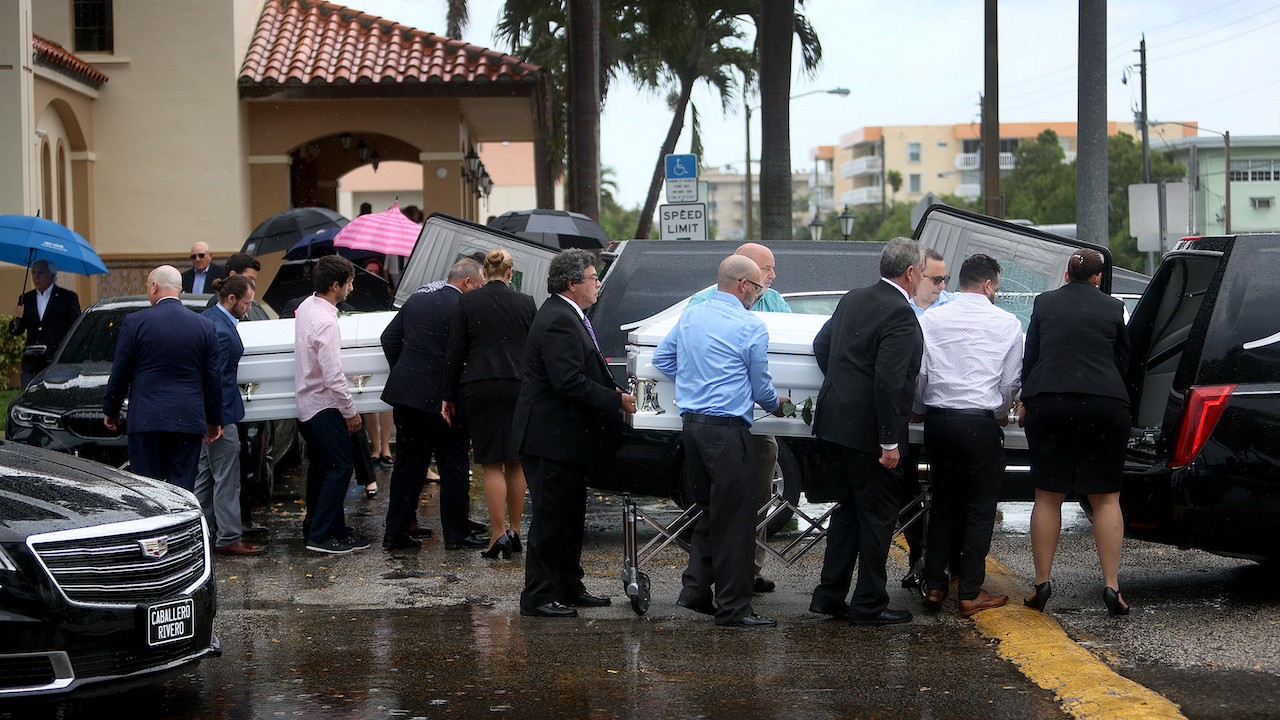 Servicios funerarios para víctimas de edificio colapsado en Miami (Getty Images)