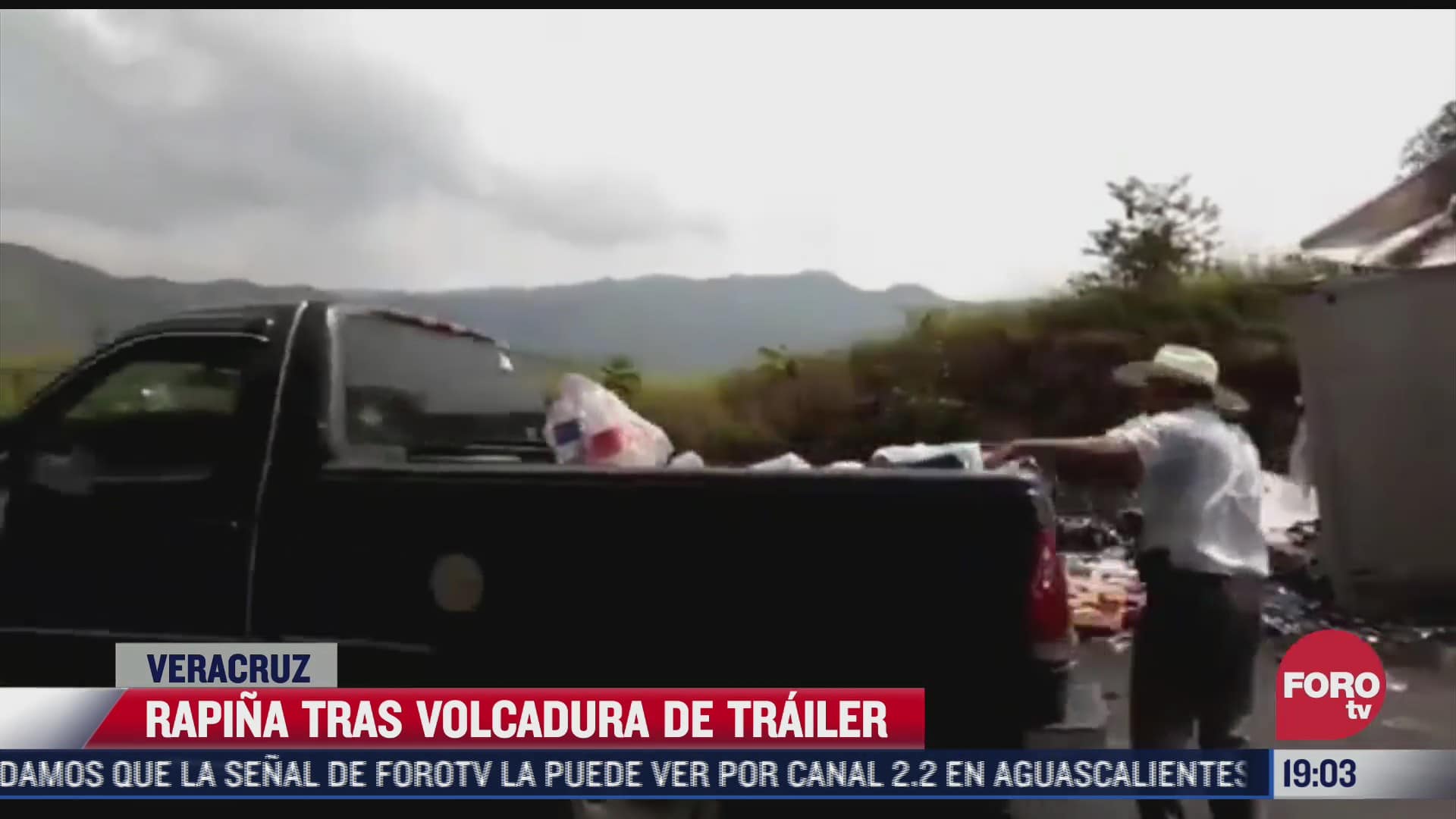 habitantes de veracruz cometen rapina tras volcadura de trailer