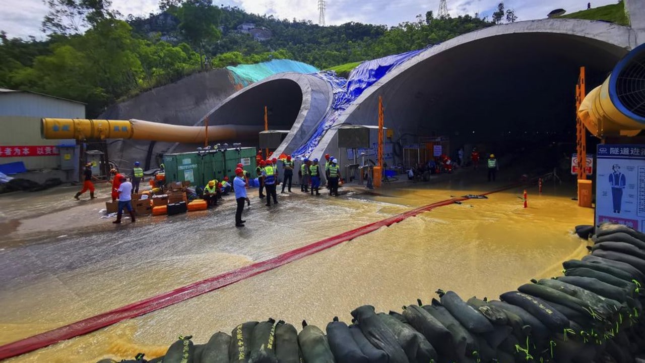 Hallan muertos a los 14 atrapados en túnel inundado en China