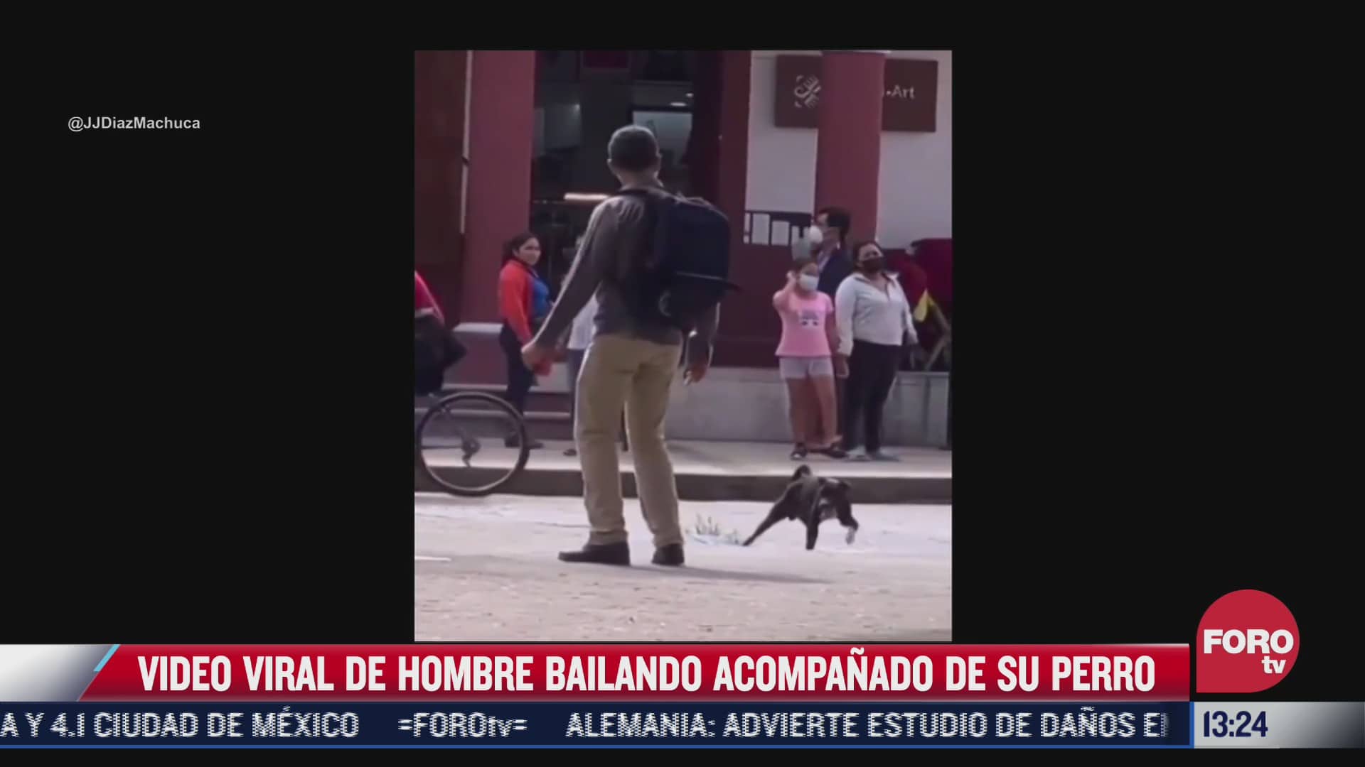hombre baila con su perro en la via publica