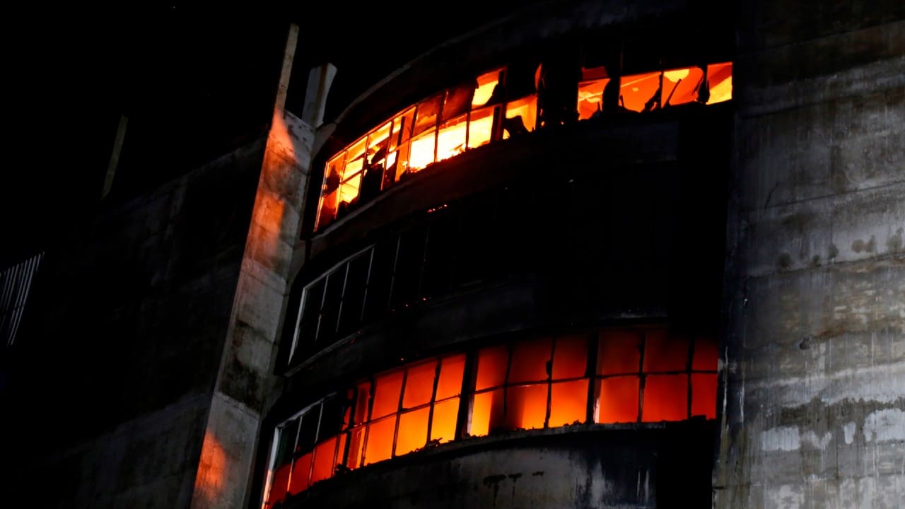 Incendio en una fábrica de Bangladesh deja decenas de muertos.