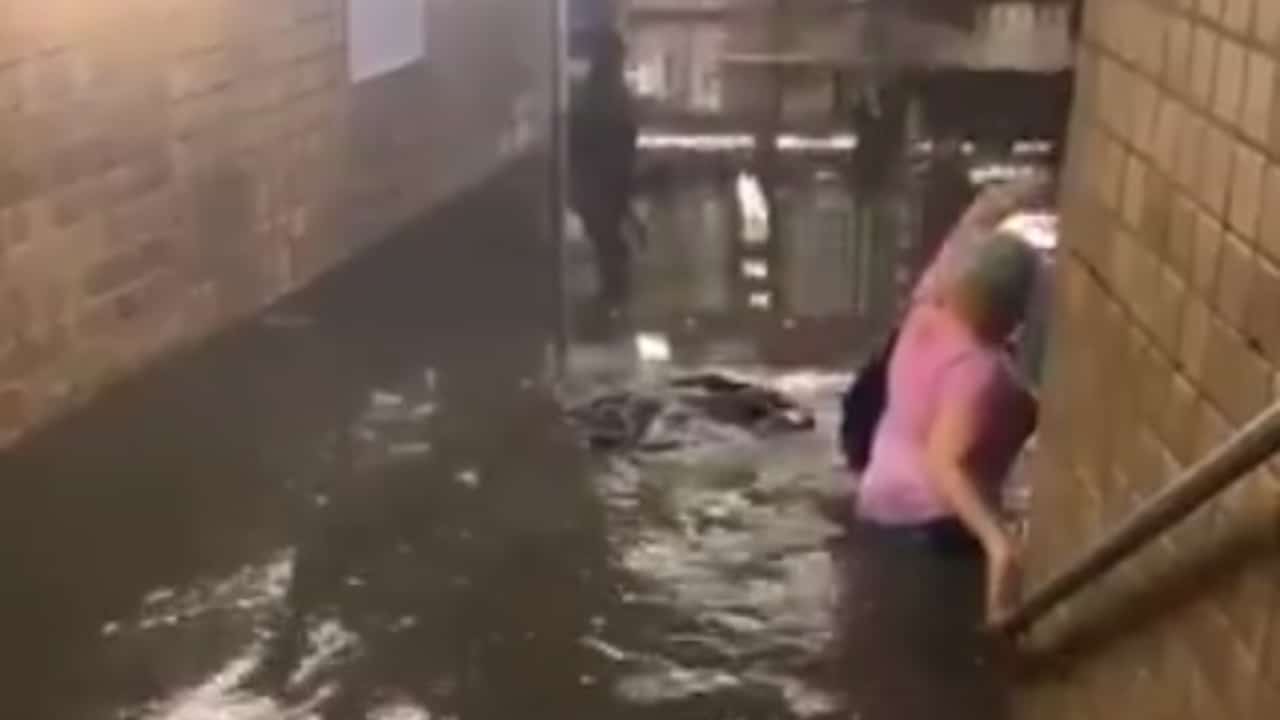 Tormenta tropical 'Elsa' deja inundaciones en metro y vías de Nueva York