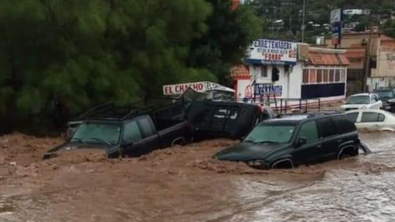 Inundaciones, autos arrastrados y una mujer muerta, saldo de lluvias en Nogales, Sonora