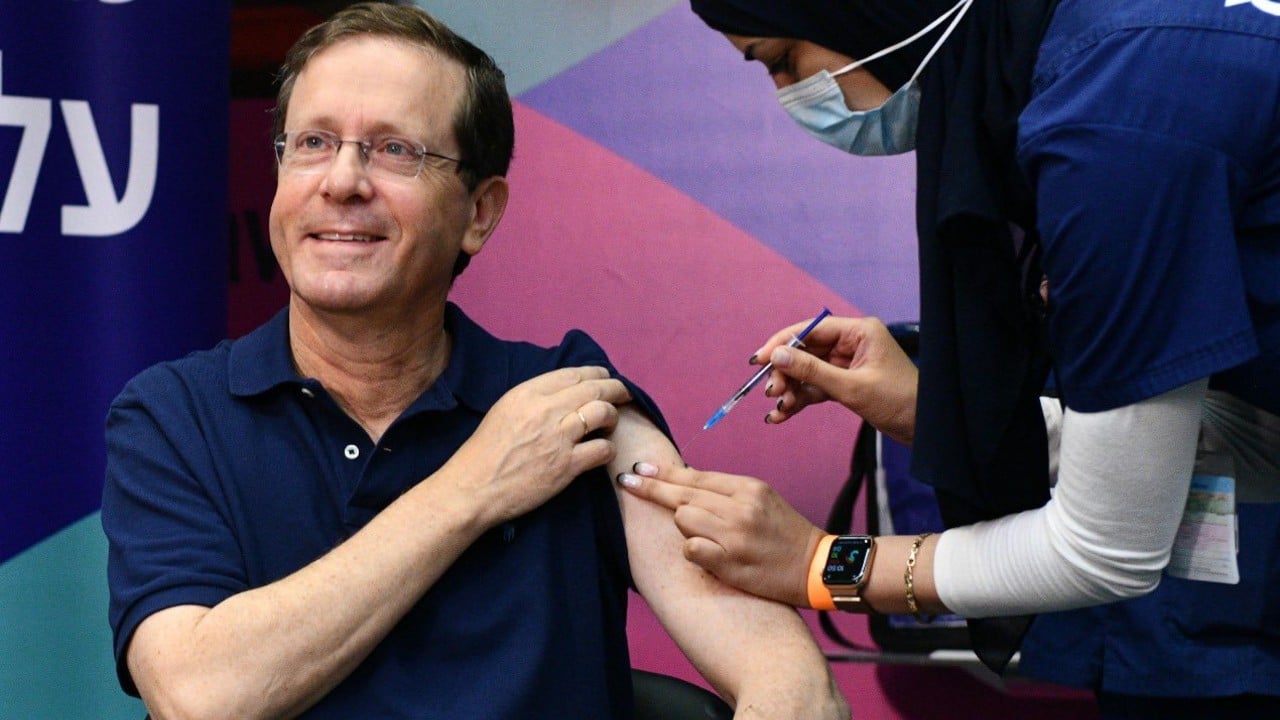 Israel, primer país en vacunar contra COVID con tercera dosis, la recibe su presidente Herzog