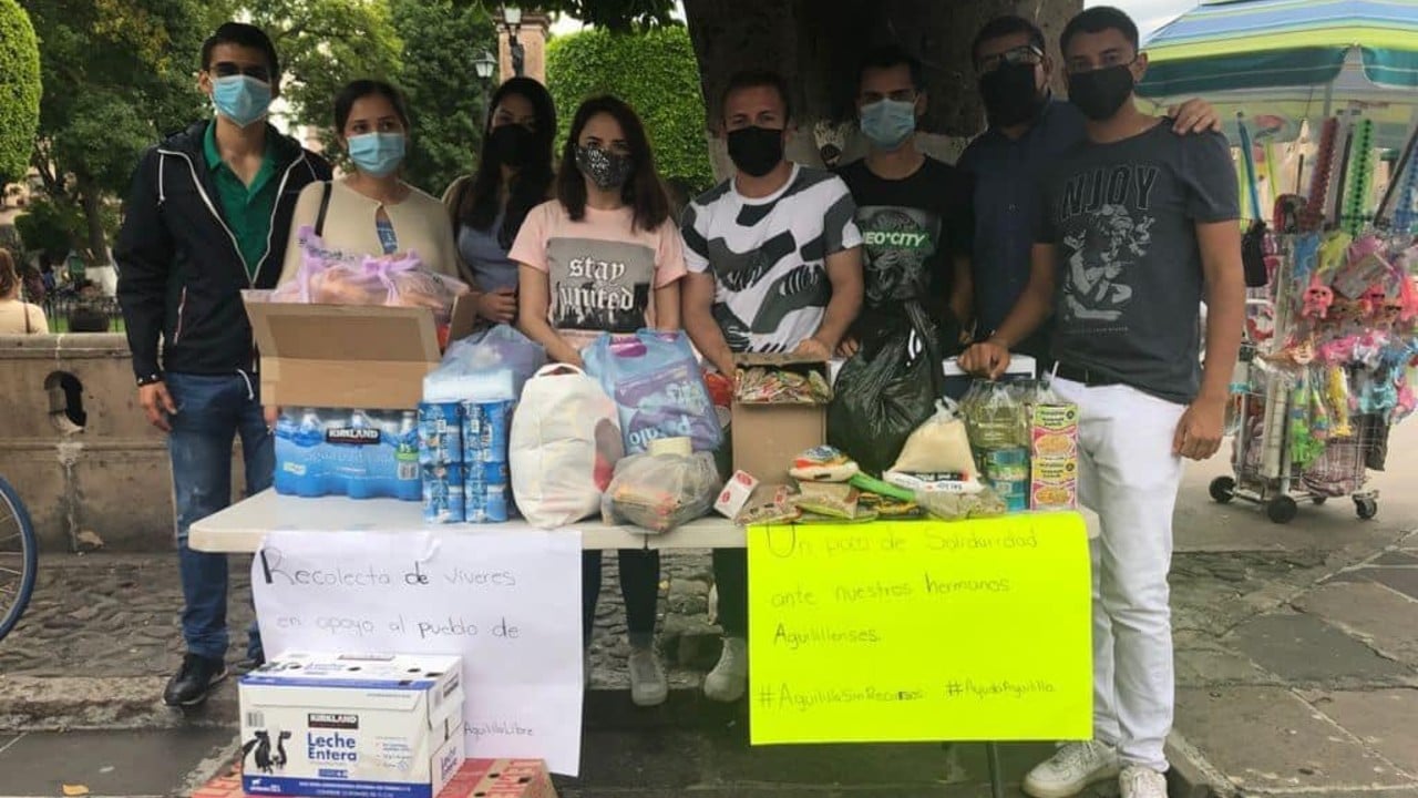 Jóvenes de Aguililla organizan colecta para llevar víveres a pobladores afectados por narcobloqueos