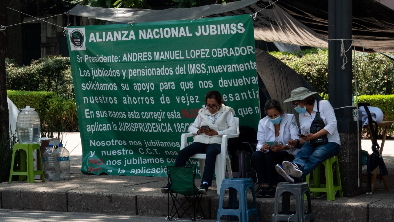 Jubilados del IMSS acampan en Reforma, exigen recursos de subcuenta de cesantía y vejez