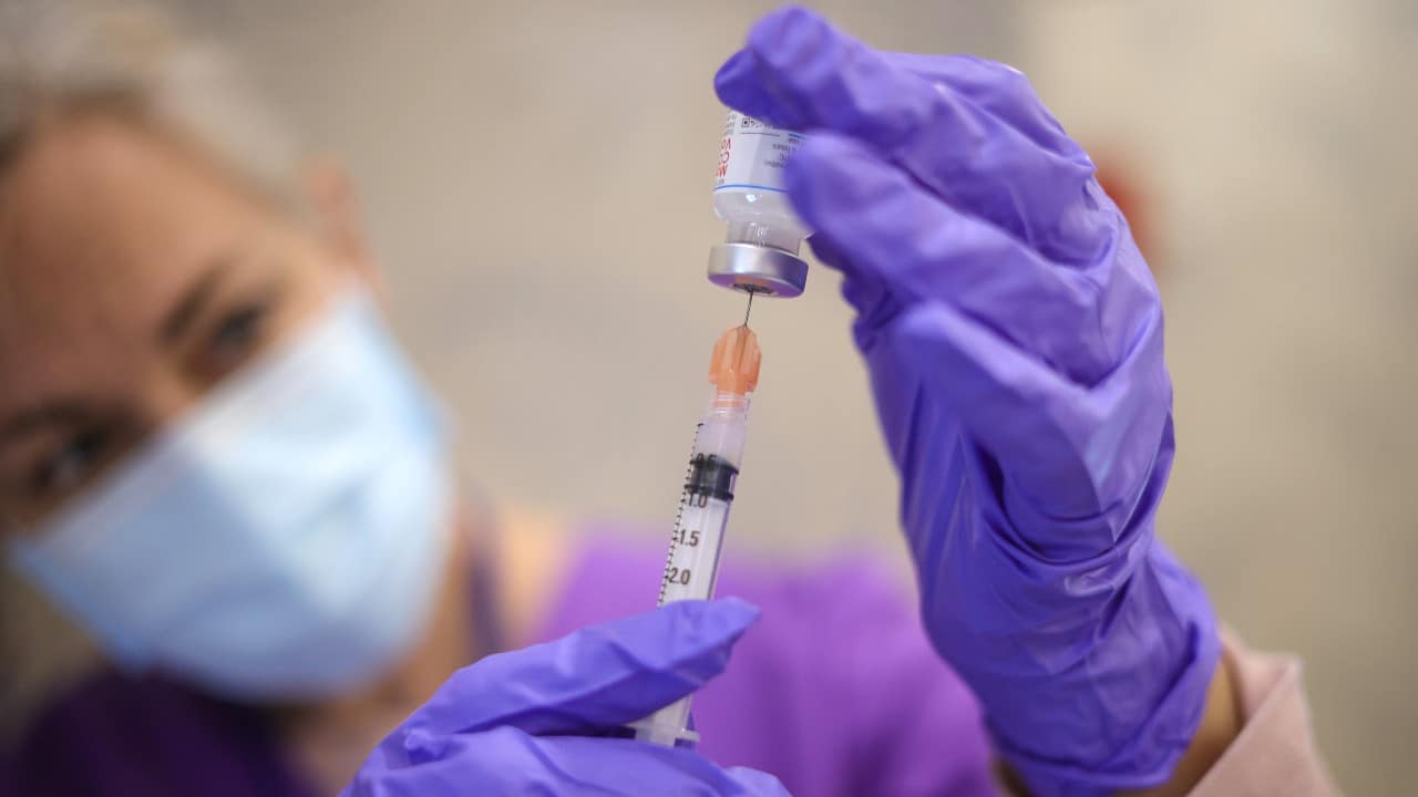 Juez de EEUU permite a Universidad de Indiana exigir vacuna COVID a sus estudiantes