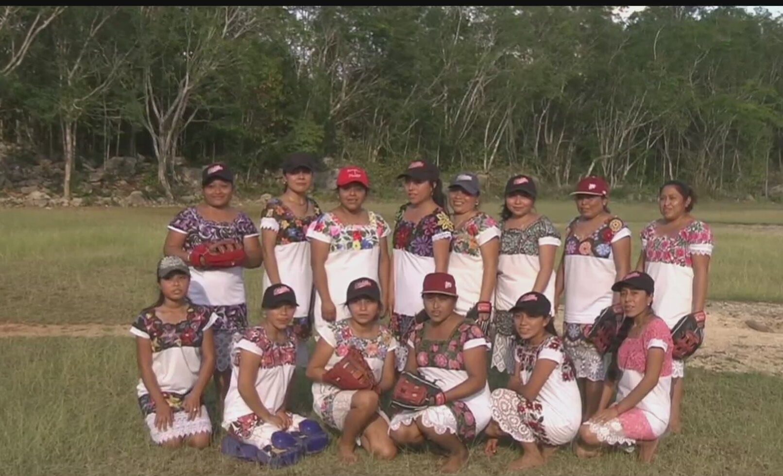 las diablitas equipo de softbol maya que rinde homenaje a sus raices