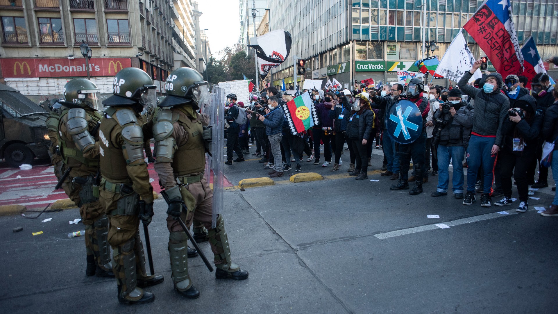 Manifestantes se enfrentan con Policía en inicio de Convención Constitucional de Chile