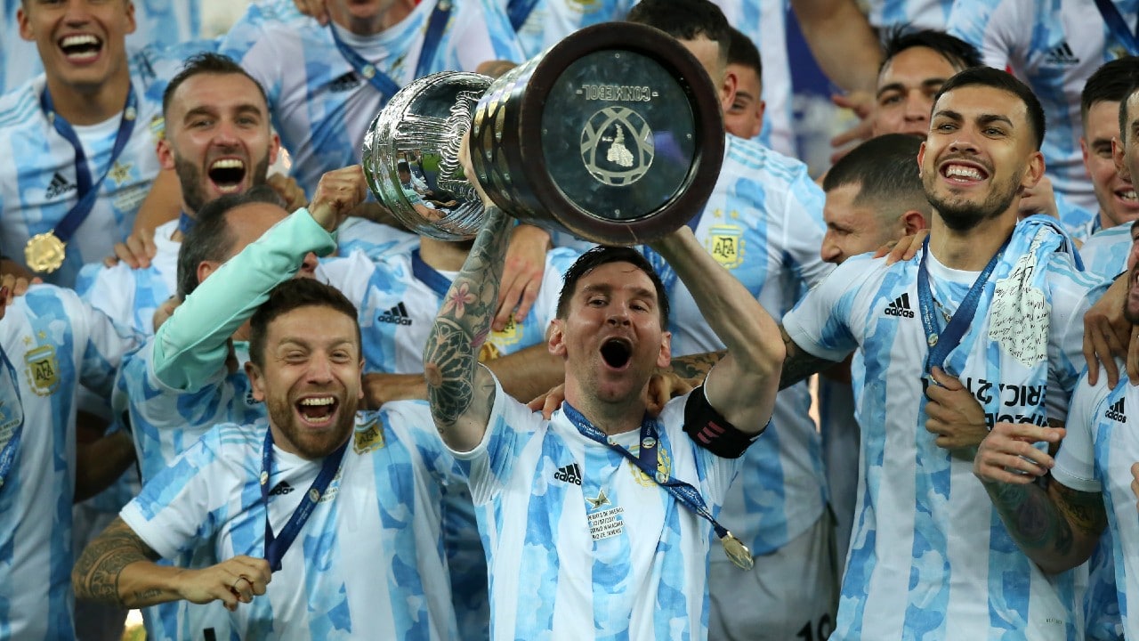 Messi dedica triunfo a Maradona: "seguro nos apoyó desde donde esté"