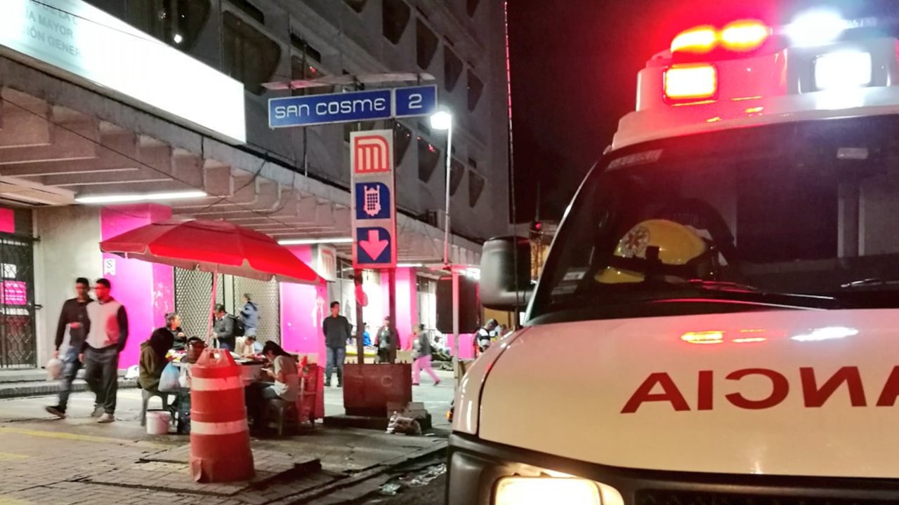Una ambulancia permanece al exterior de la estación San Cosme del Metro